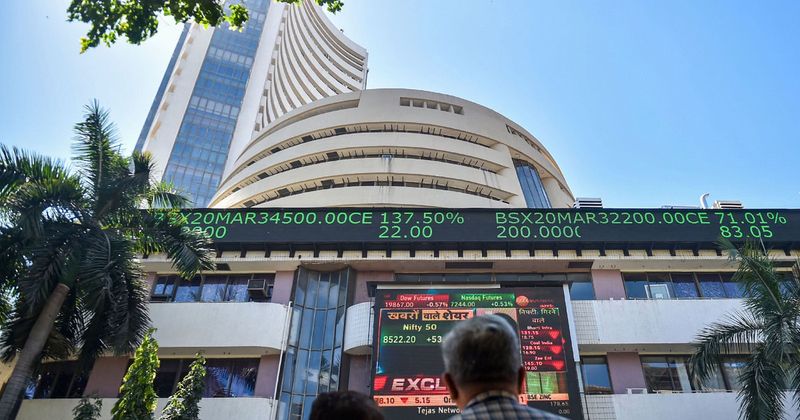 Market Commentary thumbnail: I mercati rimbalzano con il calo del Brent; il Sensex guadagna 790